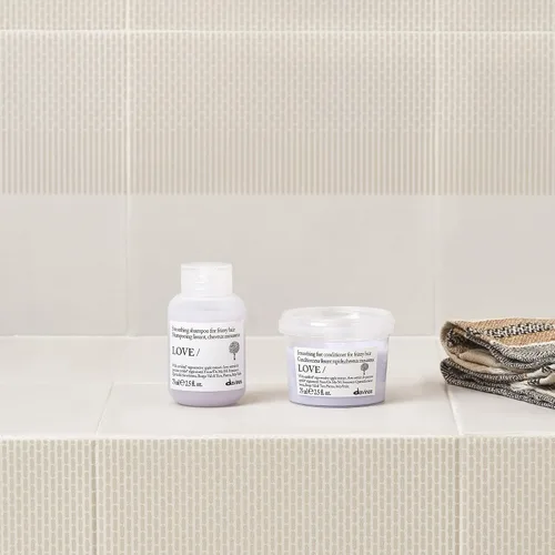 Vista 3 de Davines LOVE/Champú suavizante, limpiador suave antiencrespamiento para cabello encrespado, grueso o rebelde, promueve el alisado y el brillo