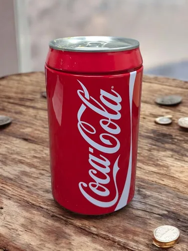 Vista 2 de The Tin Box Company Banco de latas de Coca Cola con tapa extraíble, rojo, modelo: 660227-12