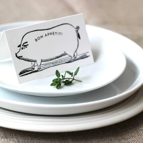 Vista 2 de Nancy Nikko BON APPETIT - Tarjetas de lugar con ilustración de cerdo para cenas y eventos. Estilo de tienda de campaña de mesa, puntuadas