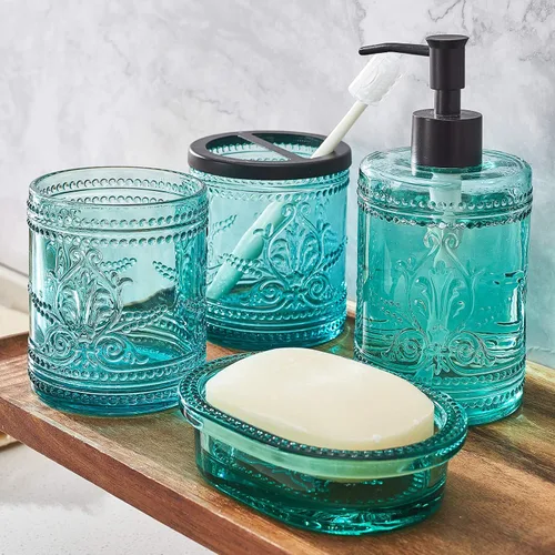 Vista 2 de Juego de 5 accesorios de baño de vidrio azul verde azulado y cesta de basura con patrón decorativo prensado, incluye dispensador de jabón de mano