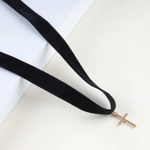 Vista 5 de Iaceble Gargantilla gótica de terciopelo con colgante de cruz, collar corto de gamuza, gargantilla ancha negra, joyería para mujeres y niñas