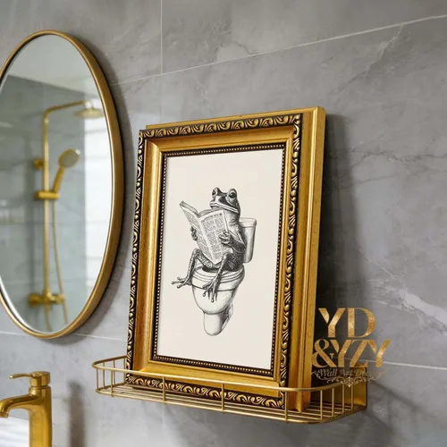 Vista 4 de YD&YZY Arte de pared de rana divertida para baño con marco dorado, lienzo de rana en el inodoro leyendo periódico, decoración de pared, pintura
