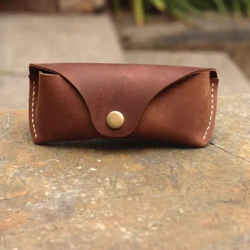 Vista 2 de Funda de cuero genuino para gafas con personalidad vintage, hecha a mano, funda protectora para gafas