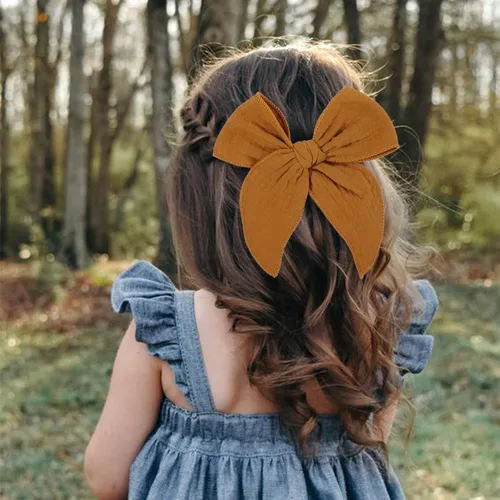 Vista 2 de Lazo de pelo de fábula amarillo oscuro de 5.5 pulgadas: pinza de pelo de algodón de lino hecha a mano para niñas - 1 unidad