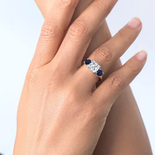 Vista 5 de Gem Stone King Anillo de plata de ley 925 con zafiro azul y blanco de 3 piedras de moissanita para mujer