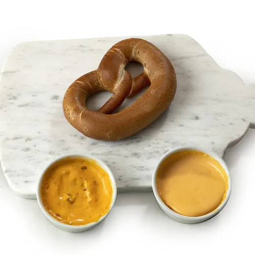 Vista 4 de Queso para untar, estable en el estante, Wisconsin, ideal como bocadillos para pretzels o verduras, (1 unidad, queso cheddar añejo)