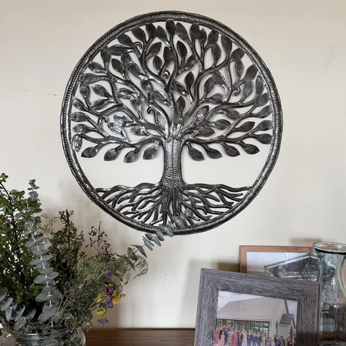 Vista 2 de It's Cactus Decoración de pared hecha a mano, arte colgante de metal de Haití, escultura redonda de 23 pulgadas, exhibición en interiores
