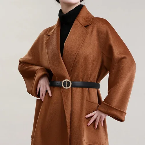Vista 225 de Cinturón de cuero clásico con hebilla de metal para mujer con vestido de jeans