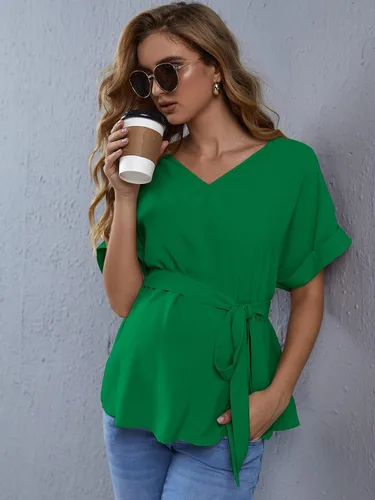Vista 4 de OYOANGLE Blusa de maternidad de manga corta con cuello en V y cinturón para mujer