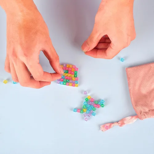 Vista 6 de Juego de 100 dados pequeños de 0.197 in con 1 bolsa de terciopelo, juego de dados de 6 caras para fiestas nocturnas de casino y aprendizaje temprano