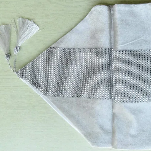 Vista 3 de Camino de mesa con lentejuelas de diamantes de imitación con tira de diamantes y borlas, 13 x 72 pulgadas, color blanco cremoso
