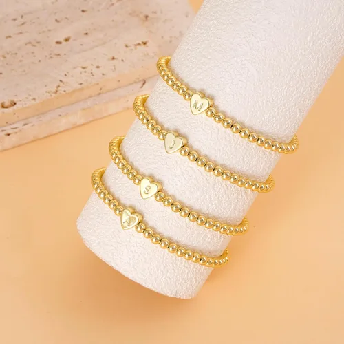 Vista 2 de Pulseras de oro para mujer, chapados en oro de 14 quilates, con cuentas de corazón con letras de corazón, pulsera elástica con iniciales doradas