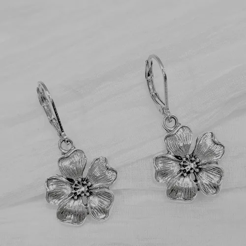 Vista 9 de Aretes colgantes de flores para mujer, aretes colgantes florales vintage de plata, estilo bohemio chic, hipoalergénicos, aretes colgantes de gota