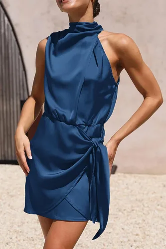 Vista 4 de PRETTYGARDEN Vestido corto formal de satén para mujer, sin mangas, cuello alto falso, lazo en la cintura, vestidos de cóctel