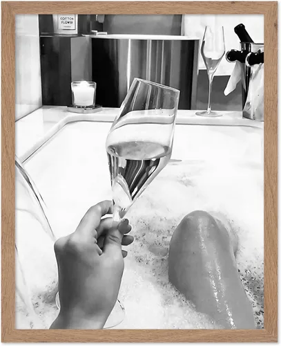 Vista 51 de Monem Art - Póster de mujer en la bañera, estampado de champán vertido, arte con alcohol, arte funky, arte en blanco y negro, arte fotográfico