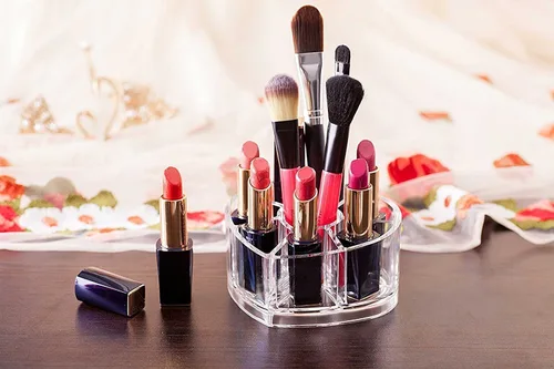 Vista 5 de Porta brochas de maquillaje y cosméticos de corazón acrílico transparente con 8 compartimentos