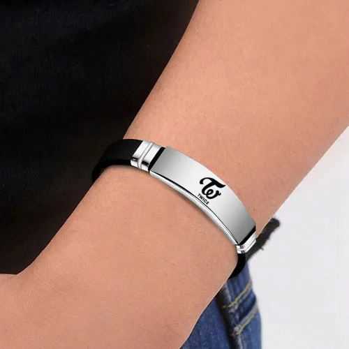 Vista 2 de SHOISOWO Paquete de 2 pulseras Kpop TWICE Merch, pulseras de silicona con dije doble para regalos, Sin gemas.