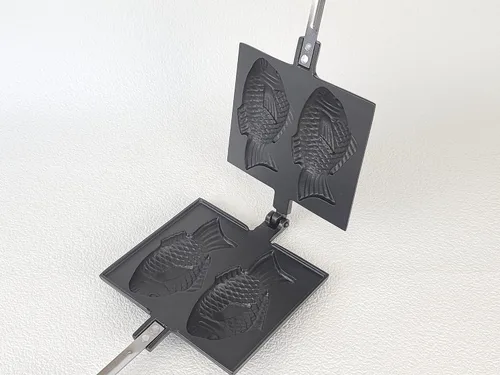 Vista 2 de Iwachu Taiyaki de hierro fundido (pastel en forma de pescado) Pan Mini, fabricado en Japón