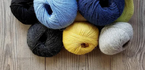Vista 8 de Juego de 3 madejas de hilo de lana de alpaca 100% peso DK - Celestialmente suave y perfecto para tejer y hacer crochet (Rojo frambuesa, DK)