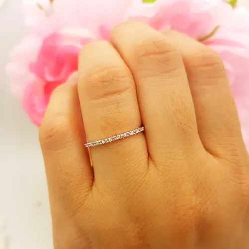 Vista 5 de Dazzlingrock Collection Anillo apilable de oro blanco con zafiro rosa redondo de 14 quilates para mujer, delicado aniversario de boda, oro blanco