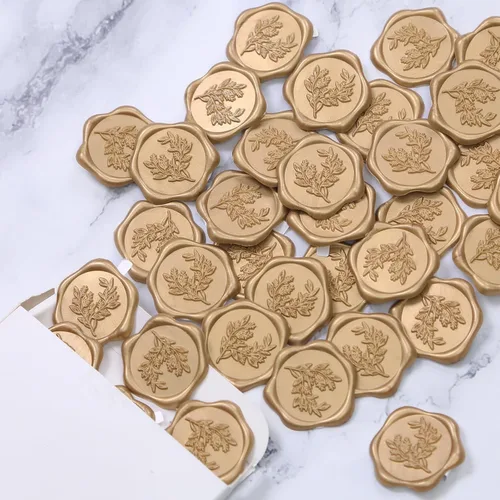 Vista 3 de UNIQOOO Pegatinas de sello de cera - Sobres de invitación de boda con sello de eucalipto, 100 piezas de pegatinas autoadhesivas metálicas de Oro