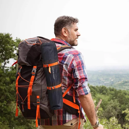 Vista 2 de Triple Tree - 1 taburete plegable para campamento, taburete pequeño portátil ligero de 13.8 pulgadas con bolsillo lateral, taburete con bolsa de Gris