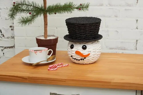 Vista 2 de C&F Home Muñeco de nieve tejido a mano de Navidad Candy Container