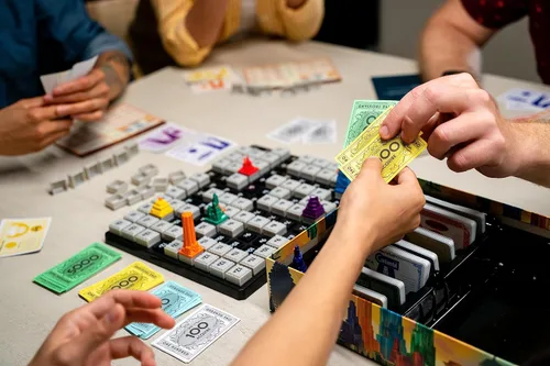 Vista 5 de Renegade Game Studios Juego de Mesa de Estrategia Acquire para 2-6 Jugadores, Edades 12+ con 2 Modos de Juego
