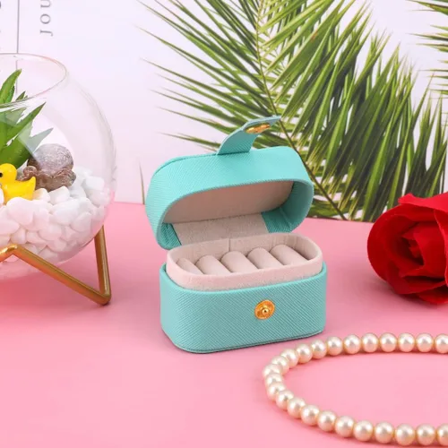 Vista 3 de iSuperb Mini caja de anillo de uso diario, pequeña caja de joyería de viaje de piel sintética, soporte de exhibición portátil para anillos