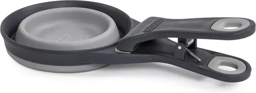 Vista 2 de Bol de comida para mascotas plegable KlipScoop de Dexas, cuchara plegable para comida seca para perros y clip para bolsa de comida para perros claro