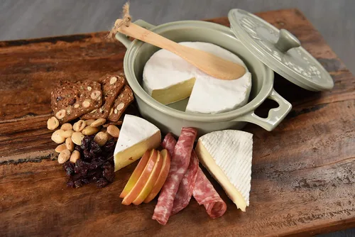 Vista 3 de Creative Co-Op Brie Bakers con tapas y esparcidores de madera (juego de 2 colores)