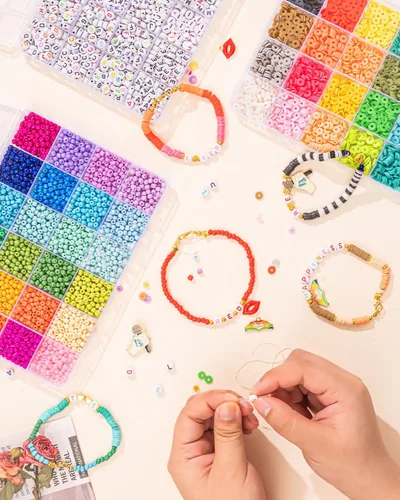 Vista 4 de Goldwise Kit de pulsera de la amistad, 3 cajas, 6240 piezas, 48 colores, kits de fabricación de pulseras con cuentas de arcilla, 2880 cuentas