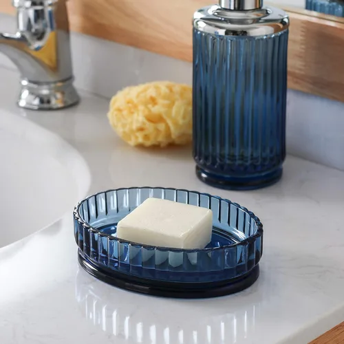 Vista 6 de Juego de 4 accesorios de baño de vidrio azul pesado con patrón decorativo prensado, incluye dispensador de jabón de mano, vaso, jabonera y soporte