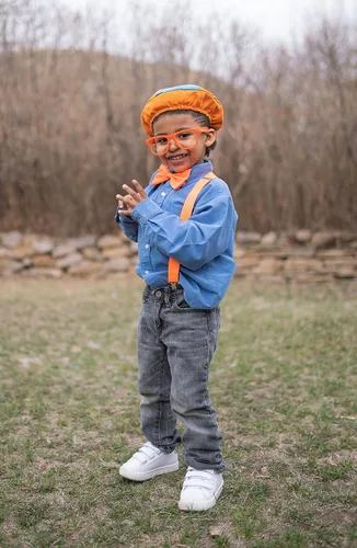 Vista 4 de Disfraz Blippi para niños Blippi disfraz de Halloween y más Incluye sombrero Blippi pajarita tirantes y gafas Blippi Deja que tus hijos se vistan
