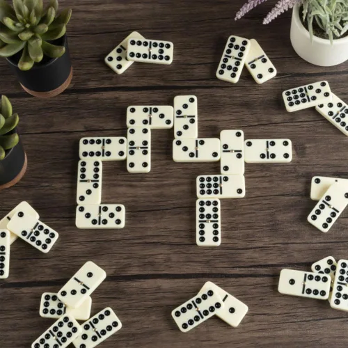 Vista 2 de Trademark Games - Juego de dominó con estuche de madera, 55 dominó dobles de nueve y práctica caja de almacenamiento, juegos familiares