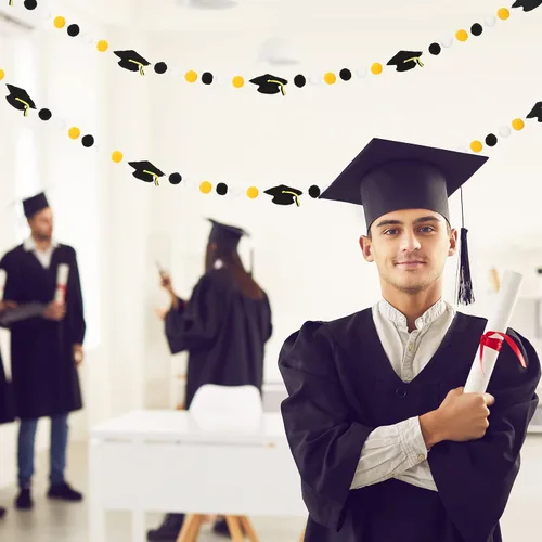 Vista 5 de Whaline Guirnalda de bola de fieltro con gorro de graduación 3D, pancarta de pompones preencordados en negro, blanco, amarillo, felicitaciones