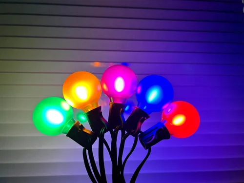 Vista 4 de Paquete de 25 bombillas LED multicolor G40 de repuesto para Navidad, 1 vatio, base de candelabro E12/C7, bombillas LED globo Edison de plástico