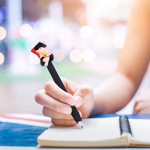 Vista 8 de Sewroro 6 bolígrafos con tapa de doctorado, bolígrafos de regalo de graduación de polímero, novedosos bolígrafos de escritura de serie doctoral