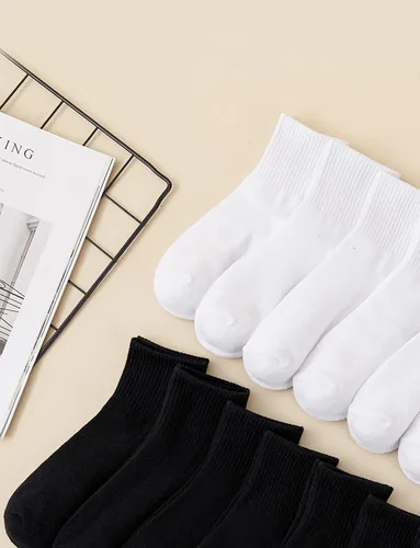 Vista 3 de OYOANGLE 10 pares de calcetines de tobillo casuales a rayas suaves y cómodos para mujer