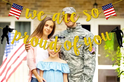 Vista 3 de Decoraciones militares para fiestas, pancarta dorada con purpurina con texto en inglés "We are So Proud of You", bandera estadounidense con la frase