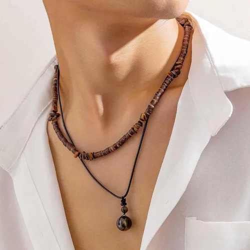 Vista 4 de Collar de capas de conchas Puka para hombres con cuentas de madera de coco marrón, collar bohemio de verano para hombres, collar de playa