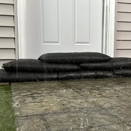 Vista 8 de Bolsas de inundación activadas por agua Quick Dam, 1 pie x 2 pies, paquete de 6. hese sandless sandbags are water-activated and self-inflating