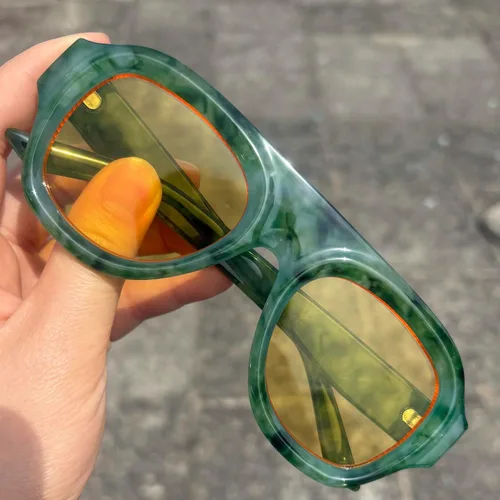 Vista 4 de Gafas de Sol Retro Cuadradas para Mujeres, Estilo Gradiente de Moda, UV400, Tendencia, Gafas de Sol Piloto para Hombres Verde Amarillo