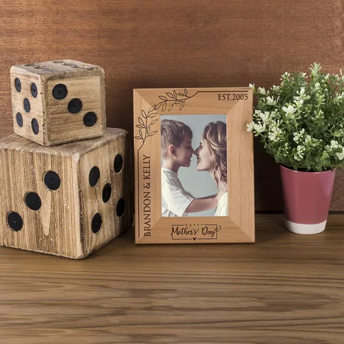 Vista 3 de Be Burgundy Marco de fotos personalizado para mamá de 4 x 6 pulgadas, con texto en inglés You are the World, regalos para mamá de parte de hija e