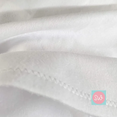 Vista 3 de Manta de bebé personalizada moderna con estampado de cruz en blanco y negro, Blanco