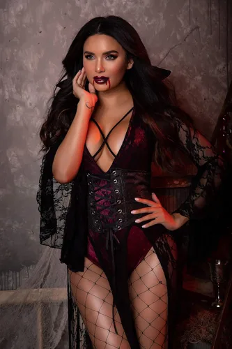 Vista 2 de Yandy Exclusivo disfraz de vampiro de terciopelo negro malvado de lujo