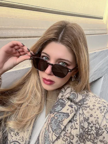 Vista 3 de LVIOE Gafas de sol polarizadas clásicas para mujer, gafas de sol redondas ligeras con protección UV para conducir LS2236