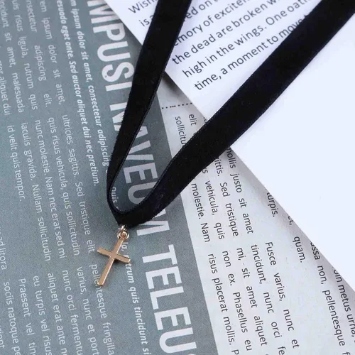 Vista 3 de Iaceble Gargantilla gótica de terciopelo con colgante de cruz, collar corto de gamuza, gargantilla ancha negra, joyería para mujeres y niñas