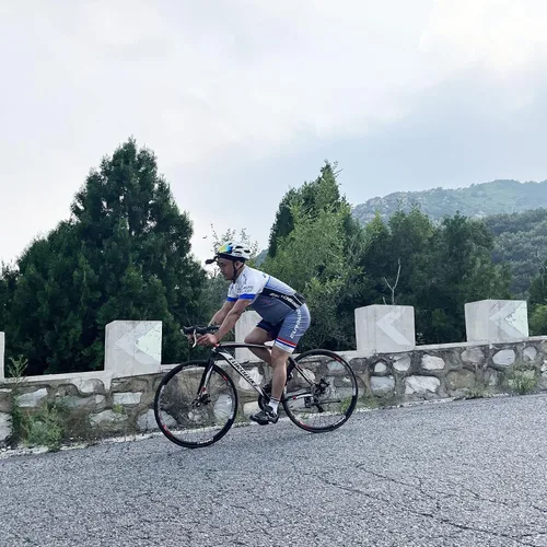 Vista 6 de EUROBIKE Bicicleta de carretera,Ruedas 700C Frenos de disco de 21 velocidades,Bicicleta para hombre o mujer,Marco de 21.3 in/19.3 in