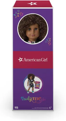 Vista 5 de Muñeca American Girl Truly Me de 18 pulgadas #112 con ojos cafés, cabello castaño oscuro, piel profunda, vestido de camiseta negra, para edades 6+